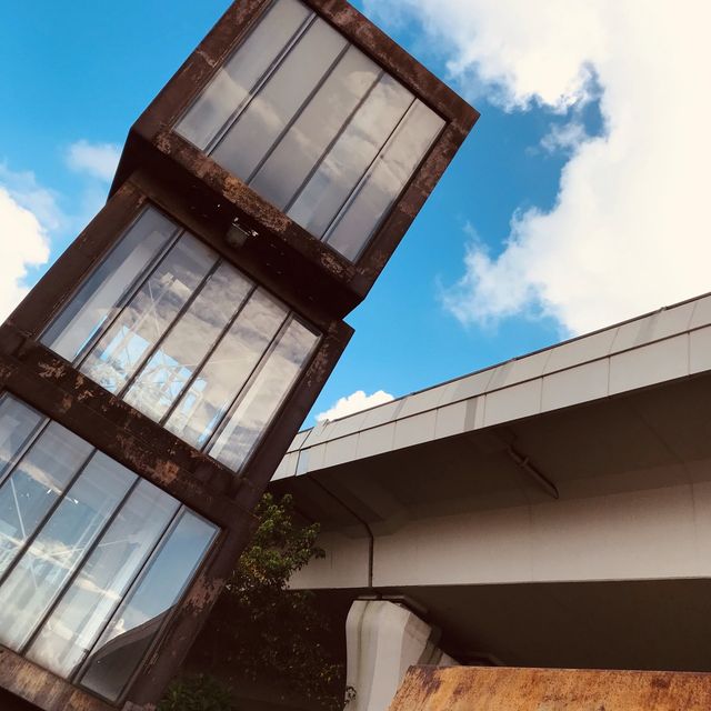 藍天與白雲的倒影