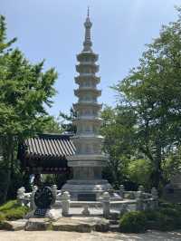 부산 바다 위의 절