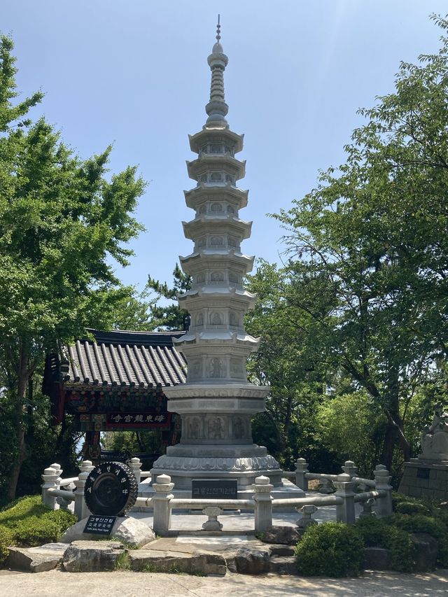 부산 바다 위의 절