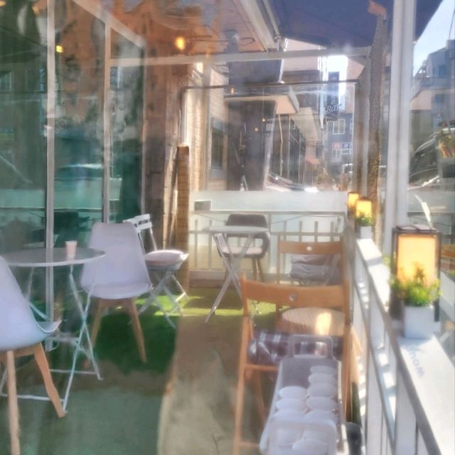 테이크아웃하기 좋은 아메리캔 '우주라이크커피'