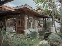 คาเฟ่บ้านไม้ cozy ที่ผสมผสานความล้านนาได้อย่างลงตั