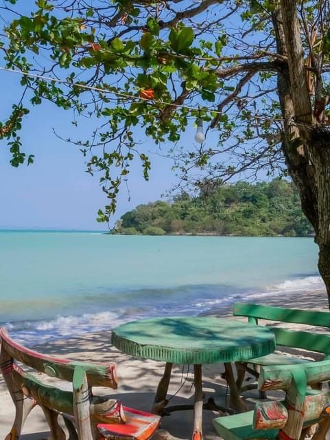 ร้านลับริมทะเล ที่คนภูเก็ตรู้จักกันดี