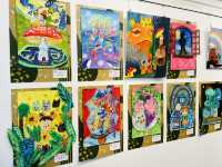 參觀兒童作品畫作展覽！有自己的作品展出～