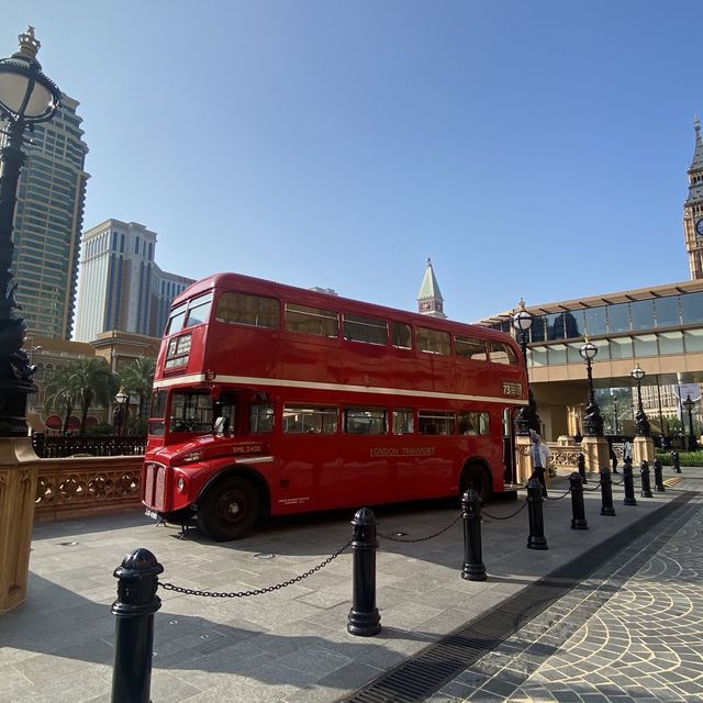 LONDON DOUBLE-DECKER BUS 