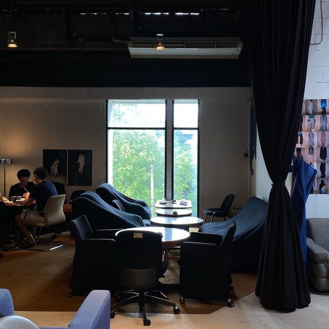 Stylish cafe hiding in Siam square 