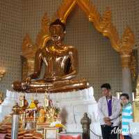 กราบสักการะพระพุทธมหาสุวรรณปฏิมากร