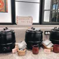 很多食物種類嘅山見台式火鍋