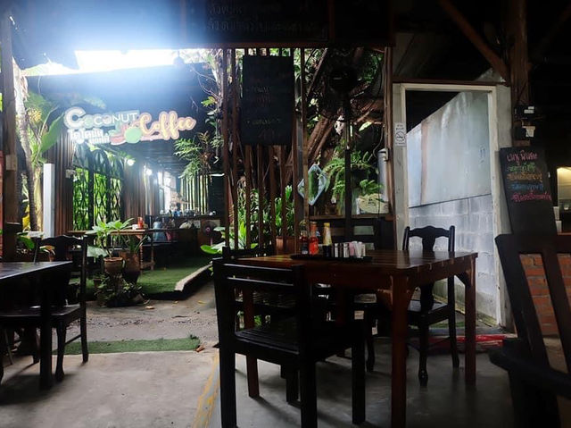 หมูรมควันหอมๆ จานใหญ่ๆ ที่ถลางภูเก็ต