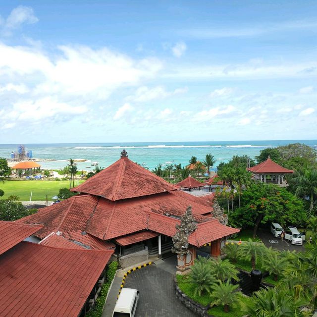 Infinity Pool Holiday Inn Express Kuta Bali 