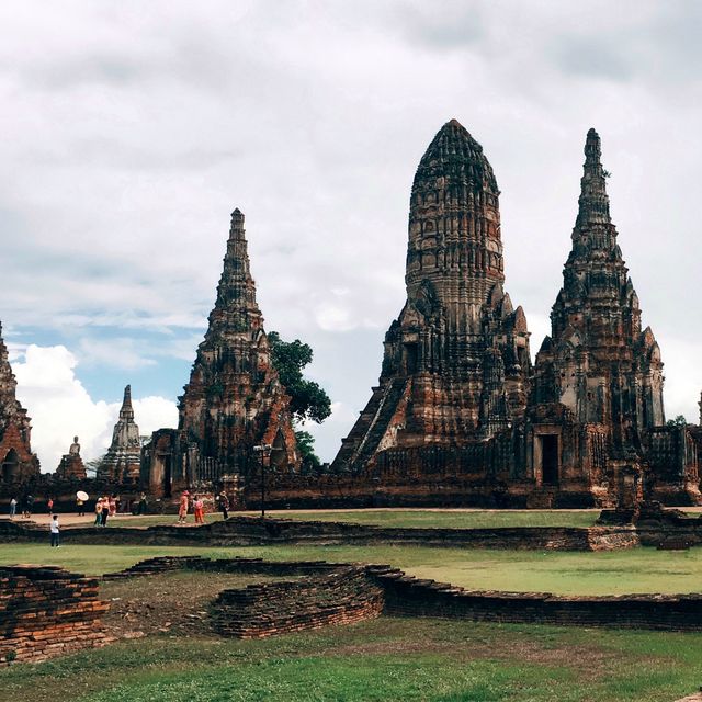 วัดไชยเดินใส่ชุดไทยถ่ายรูปได้เก๋ๆ