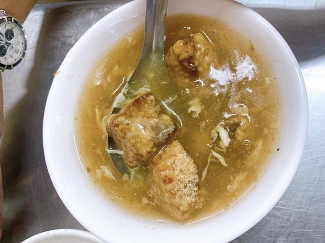 屏東夜市最熱排隊小吃-𩵚魠魚焿，我居然喝了兩碗湯