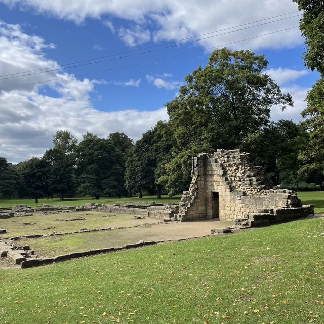 英國Leeds 一日遊 ~ Kirkstall Abbey 探索歷史遺跡