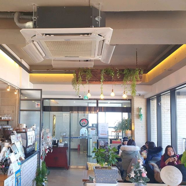 강릉 강문해변의 풀오션뷰를 즐기는 카페