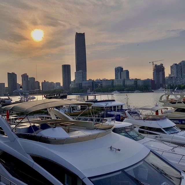 BOAT RIDE AROUND THE BUND 🌆