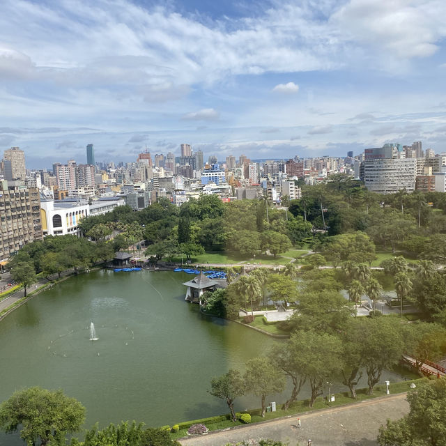 《台中》台中公園假日智選酒店！超讚台中公園景～