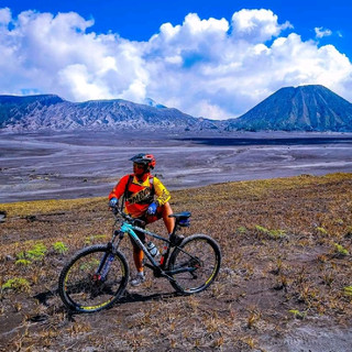 One of the most beautiful mountains in East Java, Indonesia,The stretch of sand that surrounds Mount Bromo with an altitude of 2,329 meters above sea level which is still active and side by side with Mount Batok, as well as the existence of the Luhur Poten Hindu temple is a typical dish of this tourist area.This mountain is considered sacred by the Tengger Tribe who live around Mount Bromo. They hold the Kasodo ritual once a year,At the foot of Mount Bromo there is a Hindu temple, Pura Luhur Ponten. The temple, built in 2000, was used for the prayers of Tengger Hindus.
#nationalpark