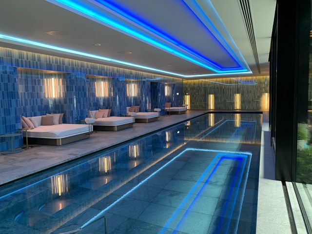 大阪　ラグジュアリーホテル　W大阪のWET(屋内プール)で遊び尽くせ！