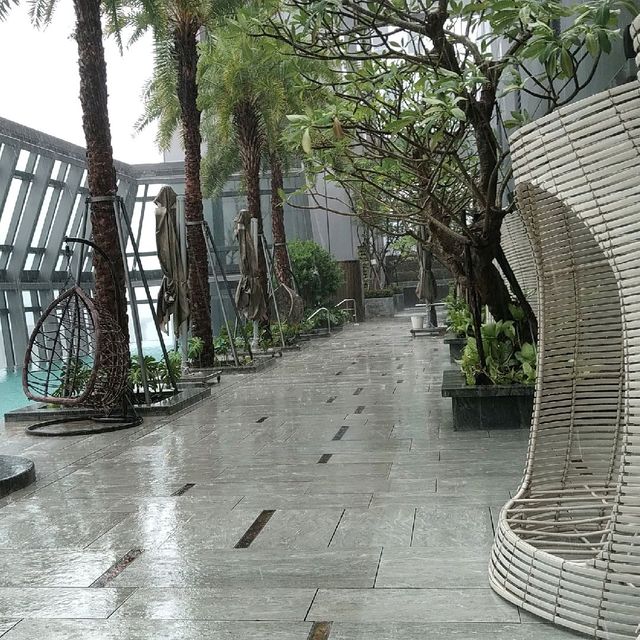 新板希爾頓絕美高空無邊際泳池