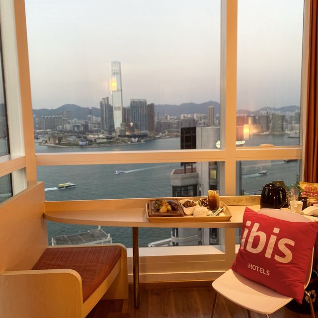 飽覽維港景色 房內嘆熱辣辣晚餐