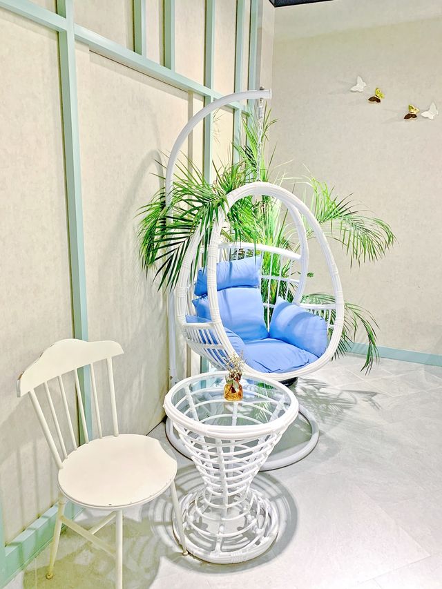 意外驚喜嘅秘密花園 知道旺角開咗間新餐廳，想去試吓好耐 今晚一於去試吓 因為唔喺好肚餓，但又唔可以唔食嘢 就叫咗小小嘢試吓 估唔到食物質素有意外驚喜 兩碟都幾好味 🥑牛油果醬芝士燒雞焗薯 勁香焗薯上