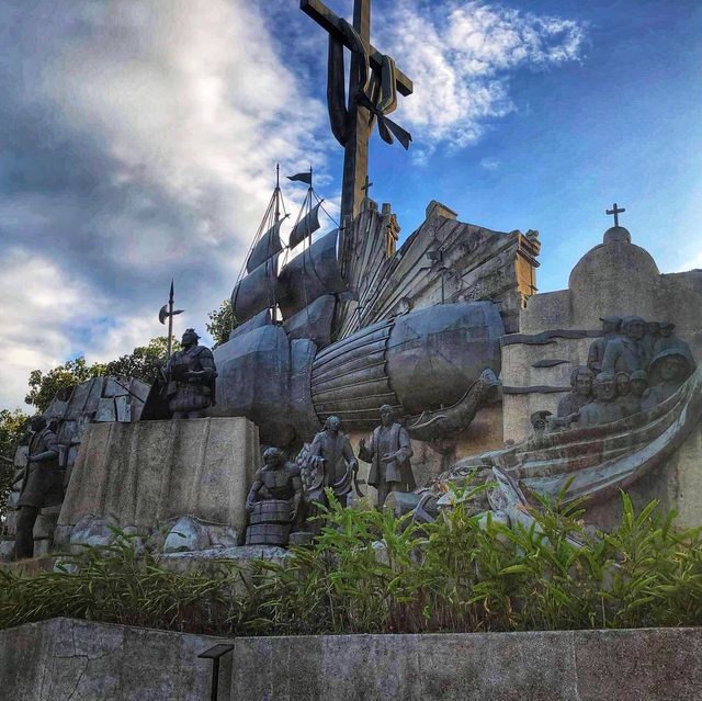 History told in the form of statues 