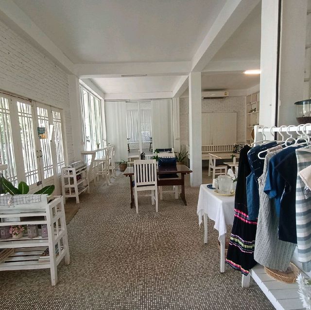 Ploychompu Cafe