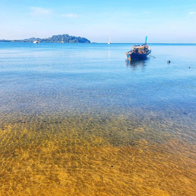 บาร์เรือโจรสลัด ติดทะเลแต่...