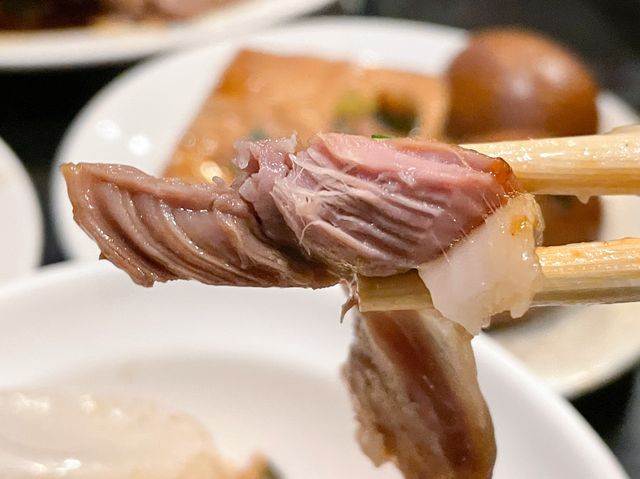 [台北中山美食]隱藏四平商圈中的美味豬腳飯~富霸王豬腳｜肉香不肥超入味｜魯蛋必點｜用餐時間排滿滿