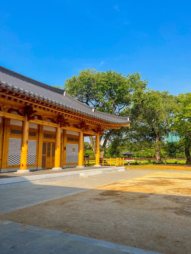 전주 덕진공원, 연꽃속의 한옥도서관 “연화정도서관”