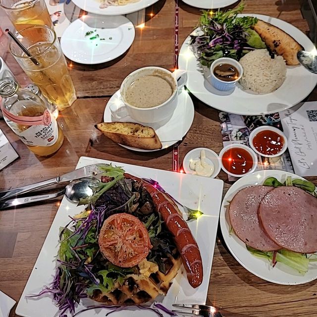 Knots Cafe & Living - Natrual dining