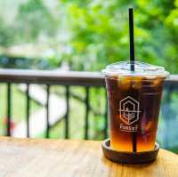 คาเฟ่ซ่อนตัวอยู่ท่ามกลางป่าเขาธรรมชาติ
