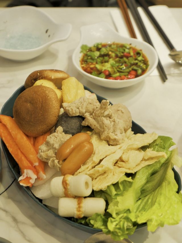 櫻花樹下台式火鍋，真材實料的湯底和高質牛肉 