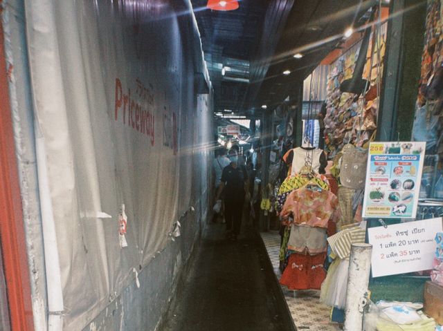 เที่ยวตลาดวังหลัง ซื้อเสื้อผ้ามือสอง ขนมเพียบ