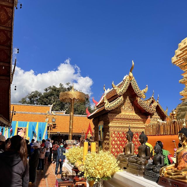 เดินขึ้นพระธาตุดอยสุเทพสุดสัปดาห์😅