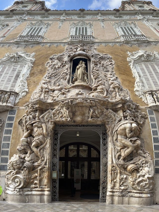 Gorgeous palace and ceramics in Valencia