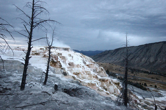 Yellowstone Lake in the United States is a place where people and nature coexist in peace.