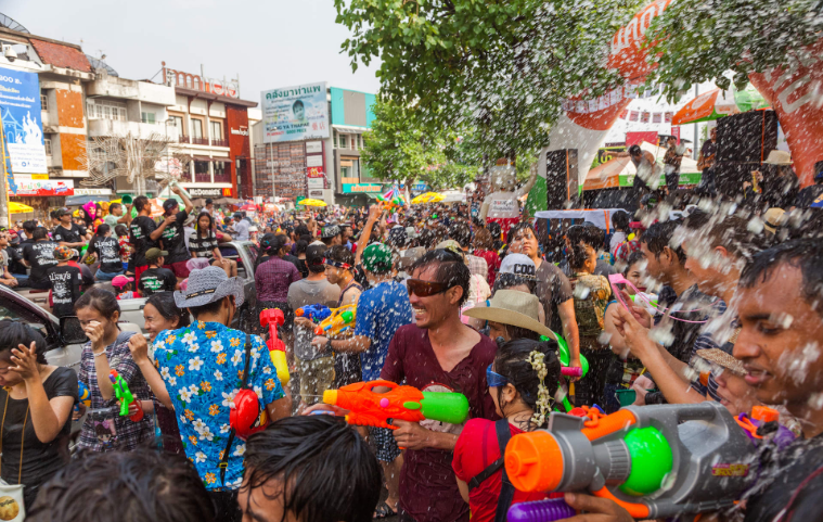 [เที่ยวสงกรานต์ 2026] ปาร์ตี้สงกรานต์ย่าน RCA กรุงเทพฯ (Royal City Avenue) แหล่งรวมตัววัยรุ่นสุดฮิต | ย่าน RCA (Royal City Avenue)