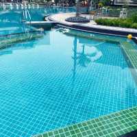 Shangri-La Sentosa beachside pool & jacuzzi