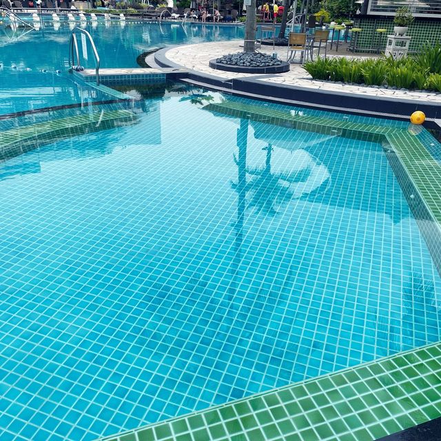 Shangri-La Sentosa beachside pool & jacuzzi