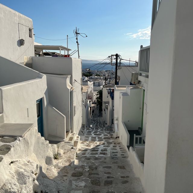 Beautiful white-washed streets of Mykonos 🤍