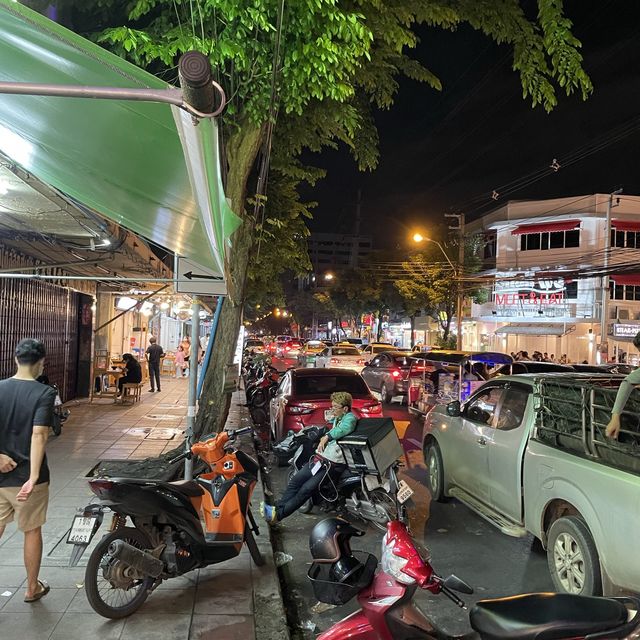 兩個人挑戰最大份既米芝連mama面 ，  D蟹真係啖啖肉