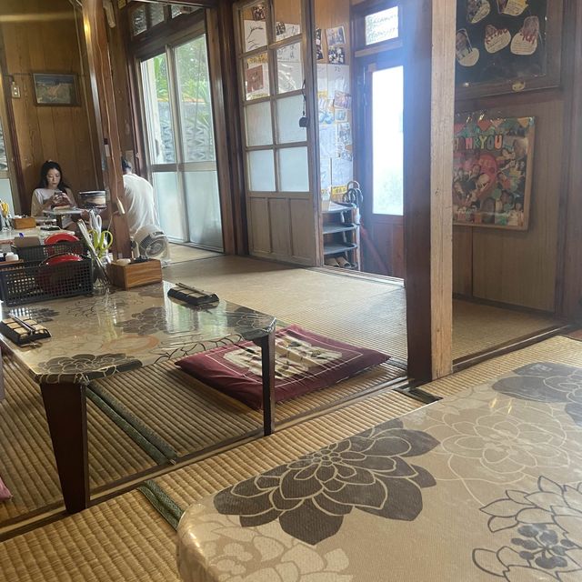 【レトロな焼肉店?!】沖縄のおばあの家で絶品お肉をたいらげた！