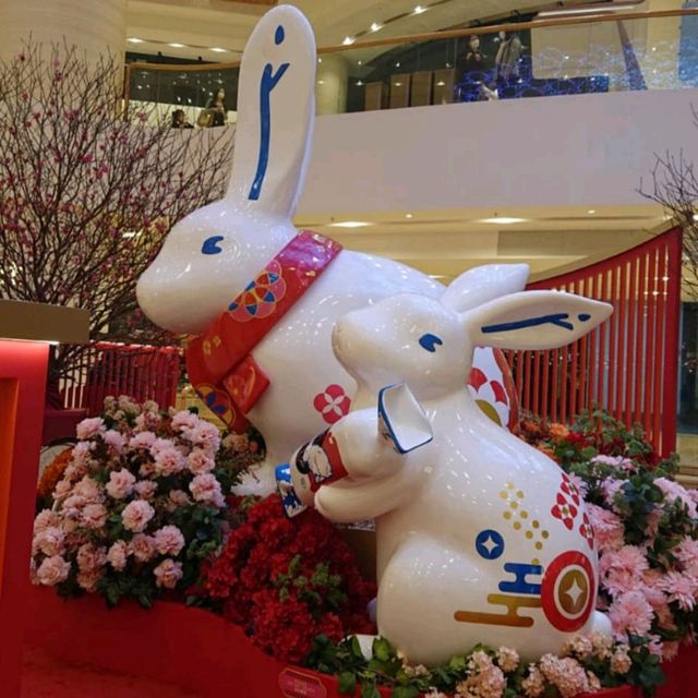 瓷器白兔！吉祥獻瑞！報平安！兔年大吉！