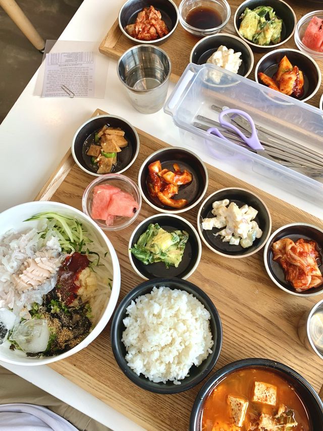포항 영일대 바다가 보이는 물회집 ‘동원해물촌’