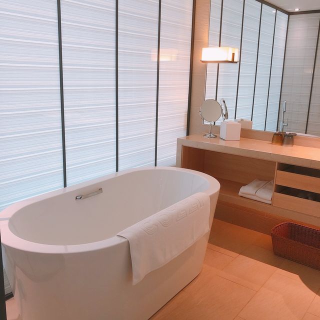 Cozzi和逸飯店—高雄中山館💕💖高樓層景觀好棒👍🏻房間大大&大大浴缸🛁