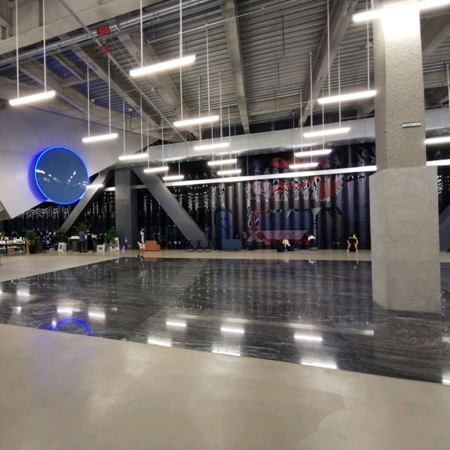 台北景點—建築外觀有巨型球體的台北表演藝術中心
