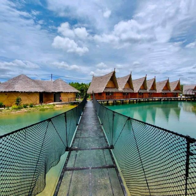 คาเฟ่โอบล้อมด้วยท้องฟ้าและผิวน้ำ