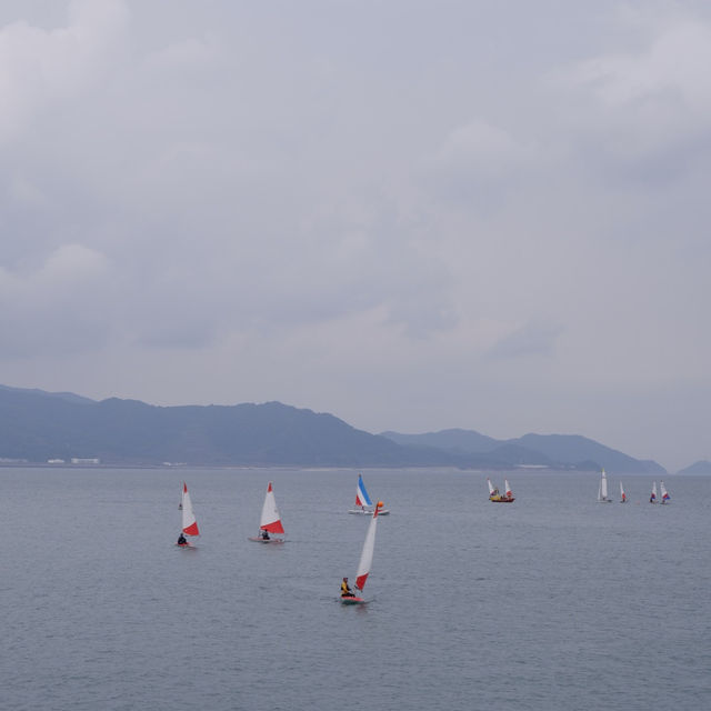澄澈海水輕拍銀灘