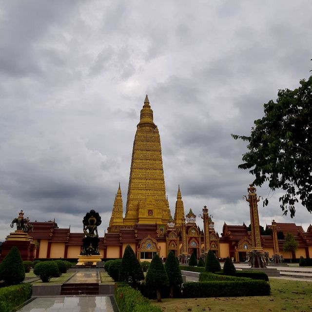 Wat Maha That Wichiramongkol