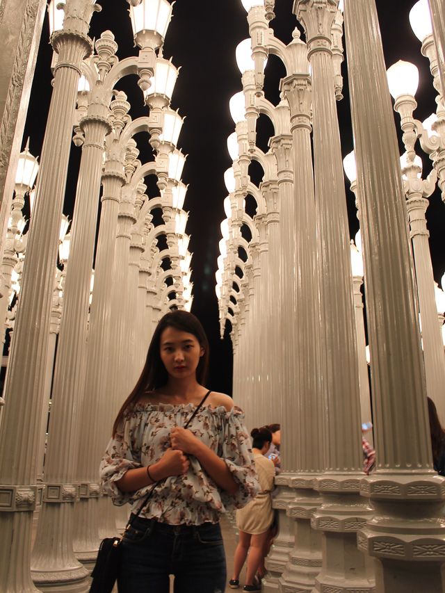 '어반 라이트' 야외 조형물을 볼 수 있는 "LACMA"